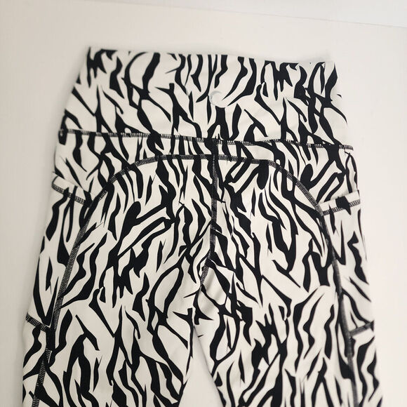 Zyia Active Black and White Animal Print Light N Tight Pocket Legging Womens 6-8 - Picture 4 of 6